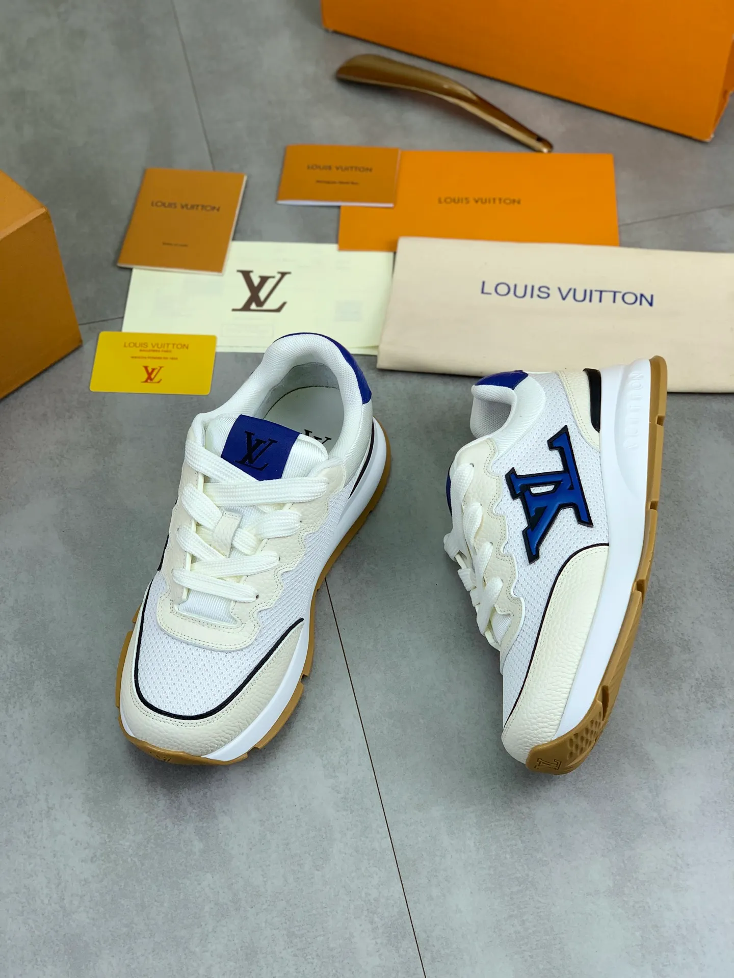 Factory price P700 💶 Top version [LOUIS VUITTON] Couple 🧑‍🤝‍🧑 Craftsman style Counter series (original order) New style 🍀LV Louis Vuitton - top version LV classic high-top trendy shoes! Made of imported original craft calfskin, original breathable lining, and original wear-resistant, lightweight, high-end TPU outsole! High quality products! 4️⃣ colors available, size: female 35-39, male 39-44 (female 40, male 45 46 customized)